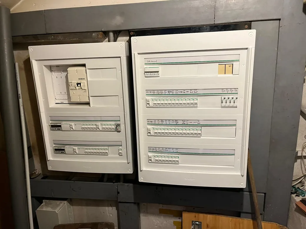 Après : tableaux des parties communes neufs, modulaires et repérés